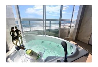 Playa Privada Penthouse Jacuzzi Vista Mar has rooms with a private hot tub