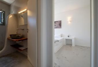 Villa Arkadia allows 18 year olds to book a room