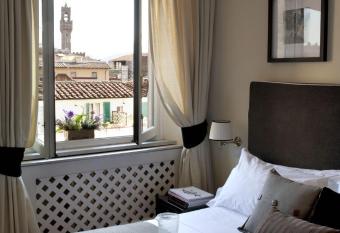 Tornabuoni Suites Collection Residenza D Epoca has rooms with a private hot tub