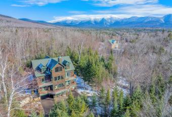 NEW Spacious single family home, ski views, pool, ping-pong, privacy, steps to Mt Wash Hotel has Balcony rooms