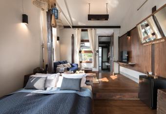 Humz Canal Stay has Balcony rooms