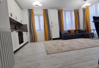 TORONTO DELUXE RESIDENCE has rooms with a private hot tub