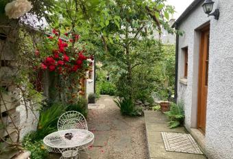 Entire unique tiny house - Moss Cabin has Balcony rooms