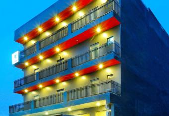 The Red York has Balcony rooms