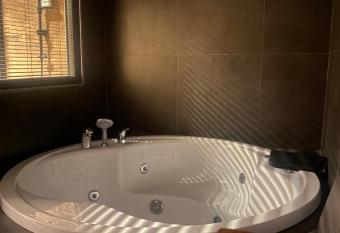 City Aparts Nisantasi has rooms with a private hot tub