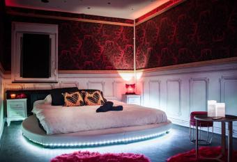 Bulle d   Amour , une nuit en amoureux allows 18 year olds to book a room