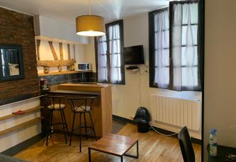 Studio 27 - 2eme etage allows 18 year olds to book a room