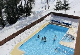 Snowshoe Ski-in & Ski-out at Silvercreek Resort - Family friendly, jacuzzi, hot tub, mountain views has Balcony rooms