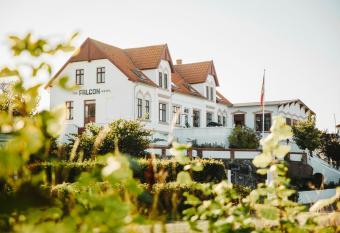 The Falcon Hotel has Balcony rooms