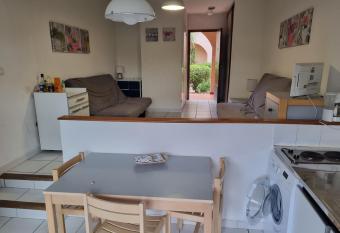 STUDIO DANS R  SIDENCE DE TOURISME allows 18 year olds to book a room