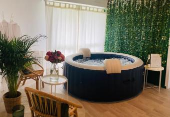 Chez Jade - Spa, Gare et centre ville allows 18 year olds to book a room