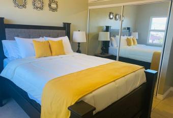 Odyssey on the 5th - Exquisite Luxury Apt has Balcony rooms