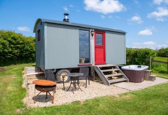 The Big Cwtch Shepherd s Hut has Balcony rooms