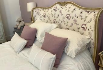 Lovely 1 bed flat in Victorian house 300m seafront has Balcony rooms