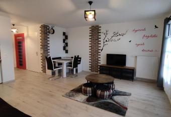 Chez Mary Poppins !!! has Balcony rooms