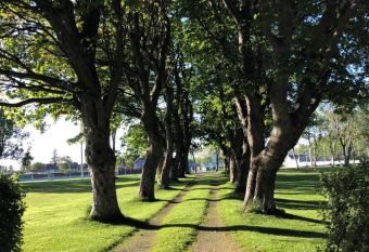 Sjarmerende hus med veldig stort uteareal. has Balcony rooms