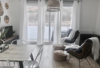 Precioso apartamento en Monz  n con terraza,piscina,parque infantil y parking allows 18 year olds to book a room