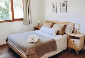 Casa con jard  n y cochera   A 5 minutos del lago! has rooms with a private hot tub