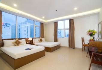 GOLDEN LIGHT HOTEL allows 18 year olds to book a room