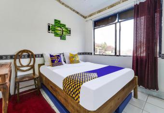 SPOT ON 91108 Sare Ngebluk Residence allows 18 year olds to book a room