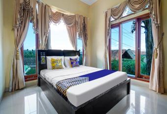 OYO Homes 91156 Eco Tourism Big Farmer Desa Kertawangi Syariah allows 18 year olds to book a room