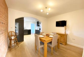 Freshly renovated 2 bedroom Victorian town house. has Balcony rooms