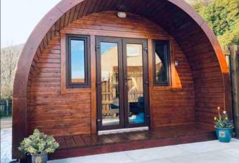 The Fox s Den, Luxury Cosy Mini Lodge, Highlands allows 18 year olds to book a room