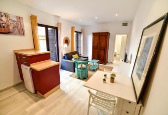 New! City Centre Apartment has Balcony rooms