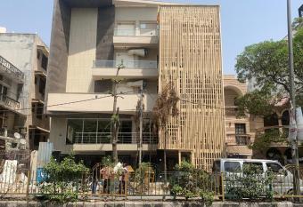 Hotel Leo Saffron - Corporate Stay Pitampura has Balcony rooms