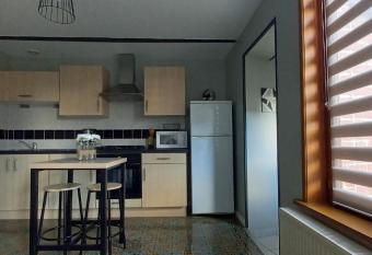 Petite maison avec petit jardin priv   allows 18 year olds to book a room