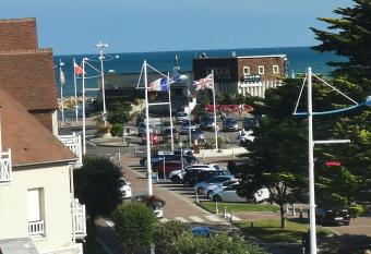 L Escale (centre ville, 200m de la plage...) allows 18 year olds to book a room