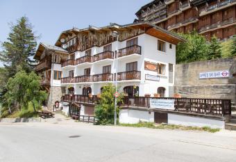 Hotel le Chamois by YourAlpAdventure has Balcony rooms