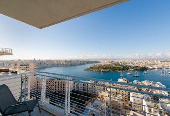 THE ULTIMATE LUXURY, SLIEMA with POOL allows 18 year olds to book a room