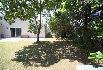 Queen bedroom with smart tv very peaceful allows 18 year olds to book a room