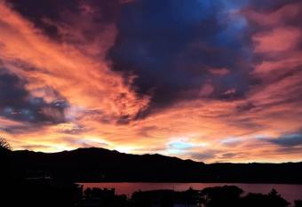 Caba  a de troncos frente al lago. Entorno so  ado ! has Balcony rooms