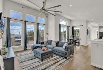 Go Hit the Lake! Cool House-Mins to Lake Travis! has Balcony rooms