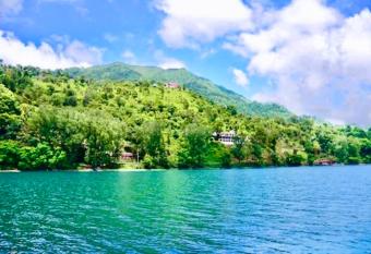 The Lakeby Manor has Balcony rooms