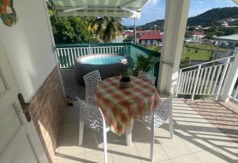 Chez Ma  t   has rooms with a private hot tub