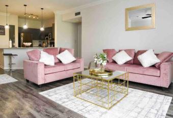 Your Elegant, Cozy Escape 7min from NRG & Med Center, Braeswood has Balcony rooms