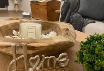 Frisch renoviert, Terrasse mit Blick ins Gr  ne - Into The Green EG has Balcony rooms