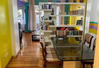 Amplio y luminoso departamento en Belgrano has rooms with a private hot tub