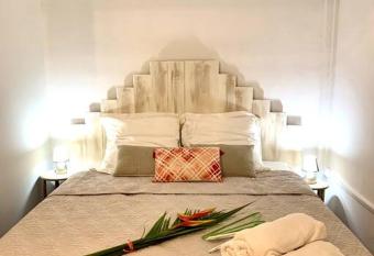 SOMPTUEUX DUPLEX SUR LA ROUTE DES PLAGES has Balcony rooms