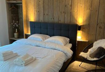 Prachtige kamer in centrum Brugge met badkamer ! allows 18 year olds to book a room