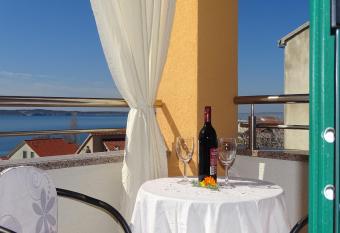 Lovely 3 bedroom apartment Lemi near beach has Balcony rooms