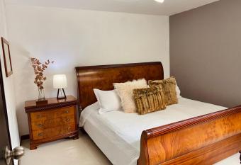 Alojamiento laureles estadio medellin allows 18 year olds to book a room