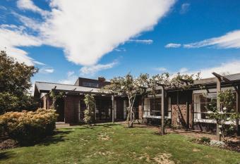 FAMILY FUN - SWIMMING POOL & SPA POOL has rooms with a private hot tub