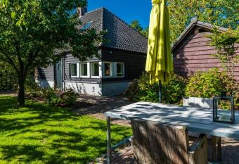 B&B aan het Dijksteegje has Balcony rooms