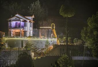 Ram Cottage Chail 3 BHK villa with Lawn & Parking has Balcony rooms