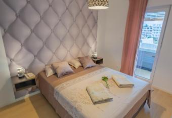 Looxor Znjan has rooms with a private hot tub