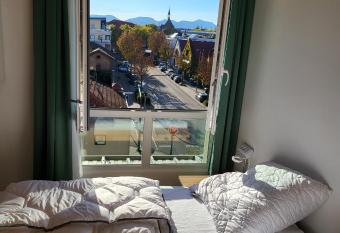 Boardinghouse-Landau allows 18 year olds to book a room